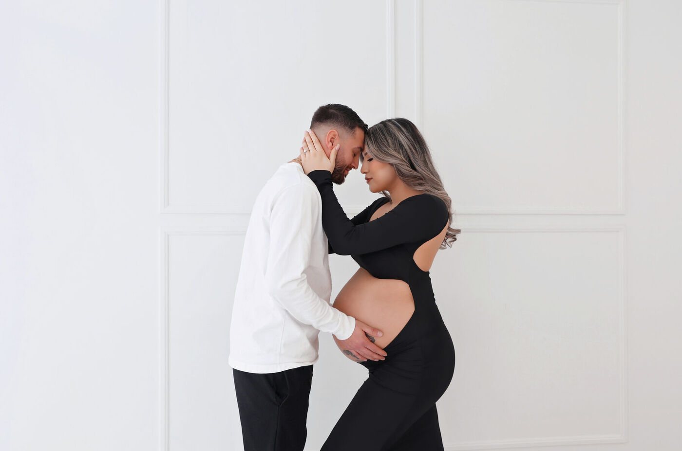 Couple en séance maternité